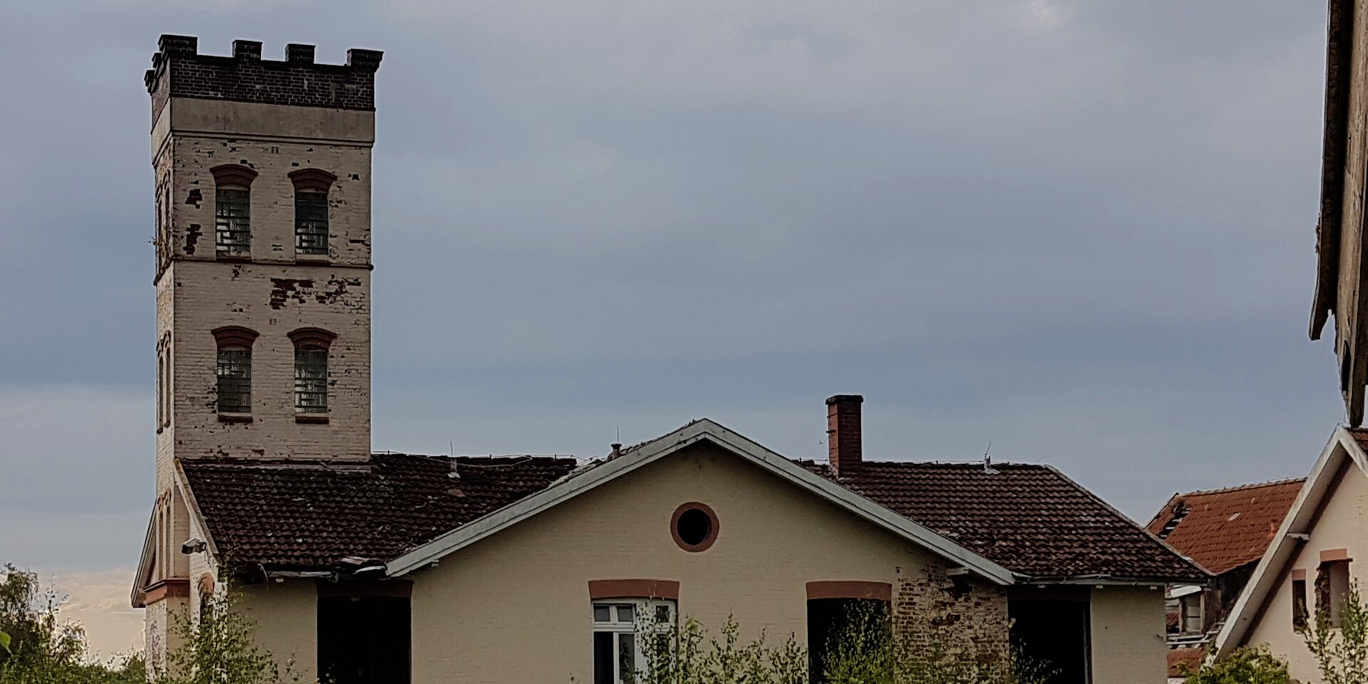 Hotel Ruine – Frontansicht